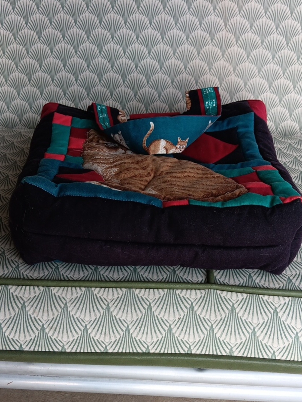 Vintage Quilted Cat Bag With Inside Pocket Top Velcro Closure 11"W X 12"H X 3"D - Picture 4 of 4
